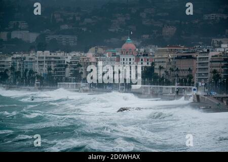 Nice, France. 2 octobre 2020. Les vagues frappent le rivage à Nice, en France, le 2 octobre 2020. La tempête Alex a atteint les côtes de la côte d'azur, ont déclaré les médias locaux samedi matin. Meteo-France a placé le département des Alpes Maritimes de France sur la vigilance des pluies rouges et des inondations vendredi matin. Credit: Serge Haouzi/Xinhua/Alay Live News Banque D'Images