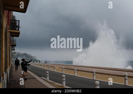 Nice, France. 2 octobre 2020. Les vagues ont frappé le rivage près de la Promenade des Anglais à Nice, France, le 2 octobre 2020. La tempête Alex a atteint les côtes de la côte d'azur, ont déclaré les médias locaux samedi matin. Meteo-France a placé le département des Alpes Maritimes de France sur la vigilance des pluies rouges et des inondations vendredi matin. Credit: Serge Haouzi/Xinhua/Alay Live News Banque D'Images