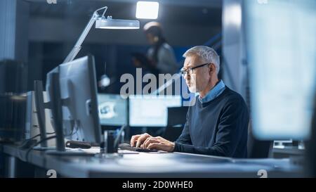 Photo d'un ingénieur industriel travaillant au Centre de développement de laboratoires de recherche, à l'aide d'un ordinateur. Dans le Laboratoire de développement de la technologie de base Banque D'Images