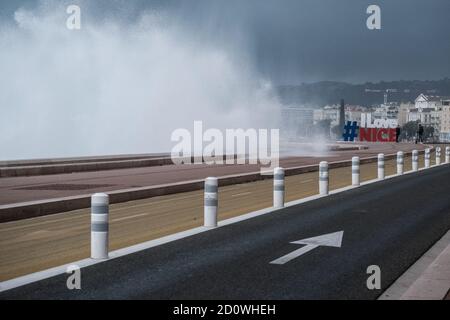 Nice, France. 2 octobre 2020. Les vagues frappent le rivage à Nice, en France, le 2 octobre 2020. La tempête Alex a atteint les côtes de la côte d'azur, ont déclaré les médias locaux samedi matin. Meteo-France a placé le département des Alpes Maritimes de France sur la vigilance des pluies rouges et des inondations vendredi matin. Credit: Serge Haouzi/Xinhua/Alay Live News Banque D'Images