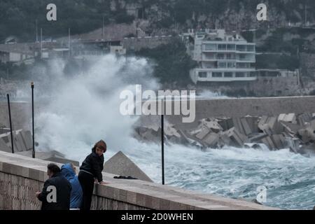 Nice, France. 2 octobre 2020. Les vagues frappent le rivage à Nice, en France, le 2 octobre 2020. La tempête Alex a atteint les côtes de la côte d'azur, ont déclaré les médias locaux samedi matin. Meteo-France a placé le département des Alpes Maritimes de France sur la vigilance des pluies rouges et des inondations vendredi matin. Credit: Serge Haouzi/Xinhua/Alay Live News Banque D'Images