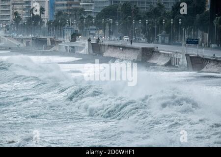 Nice, France. 2 octobre 2020. Les vagues frappent le rivage à Nice, en France, le 2 octobre 2020. La tempête Alex a atteint les côtes de la côte d'azur, ont déclaré les médias locaux samedi matin. Meteo-France a placé le département des Alpes Maritimes de France sur la vigilance des pluies rouges et des inondations vendredi matin. Credit: Serge Haouzi/Xinhua/Alay Live News Banque D'Images