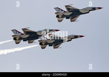 Formation de trois avions de la US Air Force Thunderbirds (USAF) participant à Airshow London 2020 Skydrive situé en Ontario, Canada. Banque D'Images