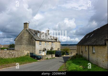 Vue sur les charmants cotswold cottages en pierre dans le petit Village Clapton-on-the-Hill dans les Cotswold au Royaume-Uni Banque D'Images