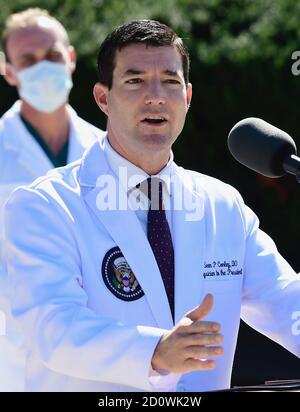 Le CDR Sean P. Conley, MD, médecin du président, a fait le point sur la condition du président des États-Unis Donald J. Trump au Walter Reed National Military Medical Center à Bethesda, Maryland, le samedi 3 octobre 2020. Le président est à Walter Reed pour traitement après son test positif pour COVID le vendredi.Credit: Rod Lamkey/Pool via CNP | usage dans le monde entier Banque D'Images