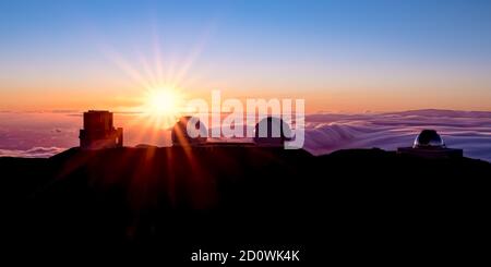 Au sommet de mauna kea, il y a de nombreux télescopes de classe wolrd et la vue est magnifique. Banque D'Images