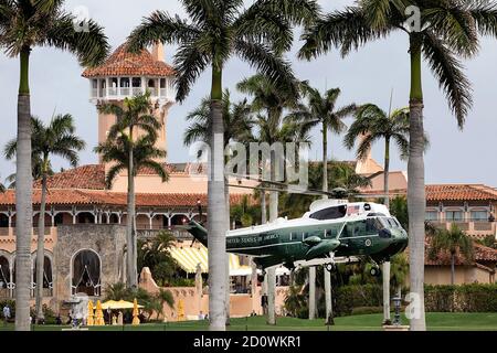 Le Marine One se lève après le retour du président Donald J. Trump à Mar-a-Lago le vendredi 29 mars 2019, après sa visite à la digue Herbert Hoover de 143 kilomètres près de Canal point, en Floride, qui entoure le lac Okeechobee. La visite faisait partie d'une inspection de l'infrastructure de la digue, qui fait partie du réseau des Everglades de Kissimmee-Okeechobee, et qui réduit les répercussions des inondations dans les régions du sud de la Floride. (ÉTATS-UNIS) Banque D'Images