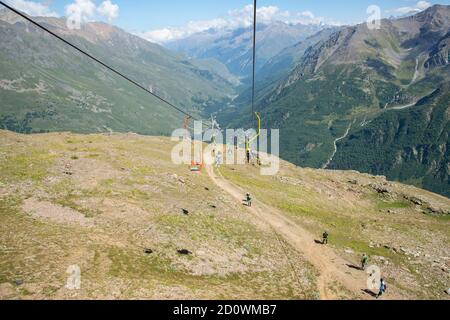 TERSKOL, KABARDINO-BALKARIA / RUSSIE - 23 AOÛT 2018 : chemin de câble dans les montagnes. Montagnes du Caucase, région d'Elbrus, Mont Cheget Banque D'Images