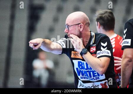 Aalborg, Danemark. 03ème octobre 2020. Stefan Madsen, le Manager de Handball d'Aalborg, a assisté au match de la Ligue danoise de Handball entre Aalborg Handball et Skanderborg Handball à la Jutlander Bank Arena d'Aalborg. (Crédit photo : Gonzales photo/Alamy Live News Banque D'Images