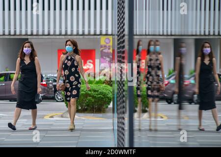 Kuala Lumpur, Malaisie. 3 octobre 2020. Des piétons portant des masques faciaux marchent près des tours jumelles Petronas à Kuala Lumpur, en Malaisie, le 3 octobre 2020. Samedi, la Malaisie a signalé un pic quotidien de 317 nouvelles infections à COVID-19 confirmées, portant son total à 12,088. Credit: Chong Voon Chung/Xinhua/Alay Live News Banque D'Images