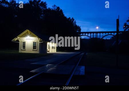 Arrêt de la gare le long du chemin de fer panoramique de Cuyahoga Valley Le parc national de Cuyahoga Valley avec le pont de la route 82 Prise à Dusk Banque D'Images