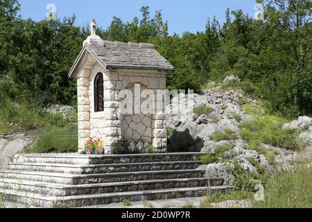 Belle photo d'une petite chapelle construite en pierre blanche En Croatie Banque D'Images