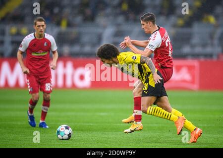 Duels, duel entre Axel Witsel (BVB) et Roland Sallai (SC Freiburg). GES/football/1. Bundesliga: Borussia Dortmund - SC Freiburg, 03.10.2020 - football 1ère division: Borussia Dortmund vs SC Freiburg, lieu, 03 octobre 2020 - les règlements DFL interdisent toute utilisation de photographies comme séquences d'images et/ou quasi-vidéo. | utilisation dans le monde entier Banque D'Images