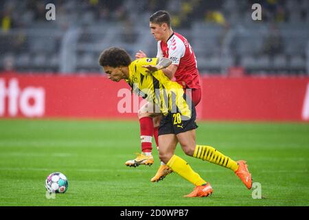 Duels, duel entre Axel Witsel (BVB) et Roland Sallai (SC Freiburg). GES/football/1. Bundesliga: Borussia Dortmund - SC Freiburg, 03.10.2020 - football 1ère division: Borussia Dortmund vs SC Freiburg, lieu, 03 octobre 2020 - les règlements DFL interdisent toute utilisation de photographies comme séquences d'images et/ou quasi-vidéo. | utilisation dans le monde entier Banque D'Images