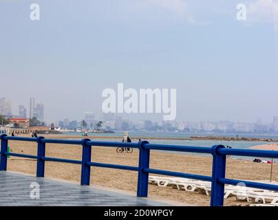 Plage de Postiguet vue de la Promenade à Alicante, ville méditerranéenne de Costa Blanca.Spagna Banque D'Images