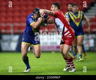 Warrington Wolvess' Chris Hill (à gauche) affrontée par Tyrone McCarthy de Salford Red Devils lors de la coupe Coral Challenge, demi-finale au stade totalement Wicked, St Helens. Banque D'Images