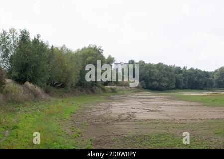 A séché le fossé de la polder avec le sol argileux à l'Ooyse Schependom près de l'Ooijpolder à Gelderland Banque D'Images