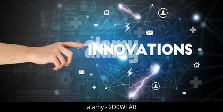 Pointant du doigt sur l'inscription INNOVATIONS, concept de technologie moderne Banque D'Images