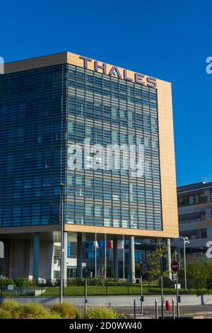 VELIZY-VILLACOUBLAY, FRANCE - 3 OCTOBRE 2020 : façade du bâtiment de Thales Global Services, filiale de Thales, groupe électronique Banque D'Images