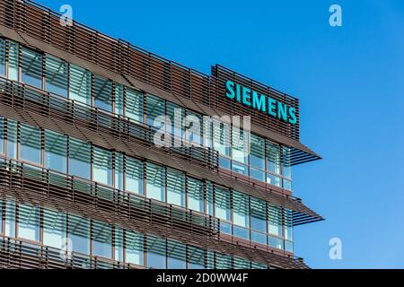 VELIZY-VILLACOULAY, FRANCE - 3 OCTOBRE 2020 : façade du bâtiment Siemens à Velizy-Villacoulay, France, centre de R&D abritant Building technologies Banque D'Images