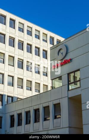 VELIZY-VILLACOUBLAY, FRANCE - 3 OCTOBRE 2020 : façade du siège de Schindler France, filiale du Groupe Schindler Banque D'Images