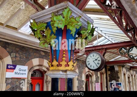 Grande gare de Malvern capitales florales des soutiens de Le toit à baldaquin construit en 1862 conçu par Edmund Wallace Elmslie Banque D'Images