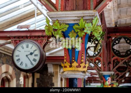 Grande gare de Malvern capitales florales des soutiens de Le toit à baldaquin construit en 1862 conçu par Edmund Wallace Elmslie Banque D'Images