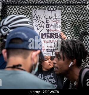 Un manifestant tient une affiche devant le blanc House at Black Lives Matter Protest in DC Banque D'Images