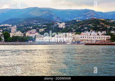 Vue depuis la mer de la ville de Yalta en Crimée Banque D'Images