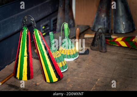 Ogene ou Oghene maison, Agogo Gong et Gonkoque Gong sont des instruments tribaux ou culturels dans le bassin de la rivière Omambala à Igbolan au Nigeria Banque D'Images