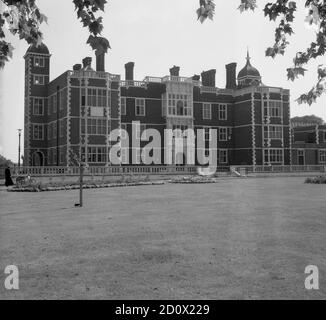 Années 1960, vue historique de cette époque de l'extérieur de Charlton House, Charlton, Greenwich, sud-est de Londres, Angleterre, Royaume-Uni. Un bel exemple de l'architecture des Jacobean, la maison et les terrains environnants ont des liens royaux datant de sa construction en 1607. Il a été acheté par le Metropolitan Borough de Greenwich en 1925 et est maintenant utilisé comme espace communautaire. Banque D'Images