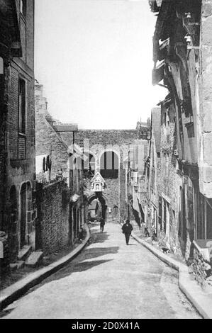 Une vue historique de la rue du Jerzual et de la porte Jerzual, Dinan, Côtes-d'Armor, Bretagne, prise d'une carte postale c. arly1900s. Banque D'Images