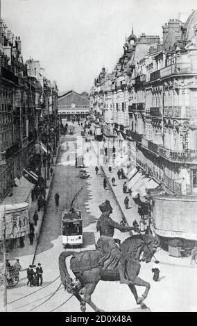 Une vue historique de la statue de Jeanne d'Arc avec la rue de la République derrière menant à la gare d'Orléans, Centre-Val de Loire, France, prise d'une carte postale c.début 1900. Banque D'Images