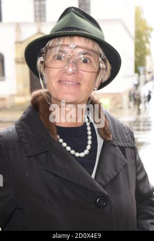 Munich, Allemagne. 03ème octobre 2020. La princesse Gloria von Thurn und taxis vient au service commémoratif de la star figaro Gerhard Meir dans l'église Saint-Ludwig. Credit: Ursula Düren/dpa/Alay Live News Banque D'Images