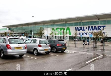 Londres, Royaume-Uni. 3 octobre 2020. Les voitures sont garées devant une grande Asda et l'ancien propriétaire Walmart super-centres.la troisième plus grande chaîne de supermarchés du Royaume-Uni Asda a été vendue par son propriétaire américain Walmart.les frères milliardaires Mohsin & Zuber Issa et la société de capital-investissement TDR Capital ont remporté la guerre dans un contrat de 6,8 milliards de livres. Les frères Issa basés à Blackburn possèdent le groupe EG, qu'ils ont construit à partir d'une seule station-service en 2001 à plus de 6,000 sites dans le monde entier et un chiffre d'affaires annuel de 20 milliards de livres sterling. Ce sera la première fois qu'Asda est propriétaire britannique depuis plus de 20 ans. (Crédit IMA Banque D'Images