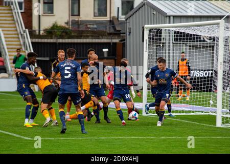 Newport, Royaume-Uni. 03ème octobre 2020. Stephen McLaughlin de Mansfield Town libère la balle loin de l'objectif contre le comté de Newport. EFL football League Two Match, Newport County v Mansfield Town, Rodney Parade, Newport, pays de Galles, le samedi 3 octobre 2020. Cette image ne peut être utilisée qu'à des fins éditoriales. Utilisation éditoriale uniquement, licence requise pour une utilisation commerciale. Aucune utilisation dans les Paris, les jeux ou les publications d'un seul club/ligue/joueur. photo de Lewis Mitchell/Andrew Orchard sports Photography/Alamy Live News crédit: Andrew Orchard sports Photography/Alamy Live News Banque D'Images