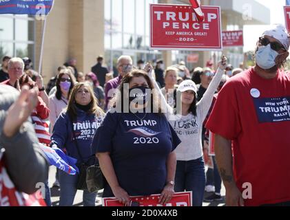 Staten Island, États-Unis. 03ème octobre 2020. Les partisans du président Trump écoutent les orateurs lors d'un rassemblement Pro Trump, Pro républicain Party Rally sur Staten Island à New York le samedi 3 octobre 2020. Le parti républicain de Staten Island parraine un rassemblement chaque année environ un mois avant le jour des élections pour encourager les électeurs à voter. Photo de John Angelillo/UPI crédit: UPI/Alay Live News Banque D'Images