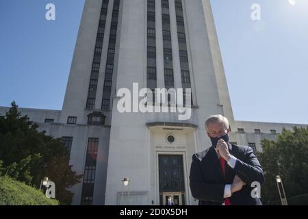 Bethesda, États-Unis. 03ème octobre 2020. Le CDR Sean P. Conley, MD, médecin du président, est accompagné d'une équipe de médecins, qui présente une mise à jour sur la condition du président américain Donald J. Trump au Walter Reed National Military Medical Center à Bethesda, Maryland, le samedi 3 octobre 2020. Le président est à Walter Reed pour un traitement après son test positif pour le COVID vendredi. Photo de piscine par Rod Lamkey/UPI crédit: UPI/Alay Live News Banque D'Images