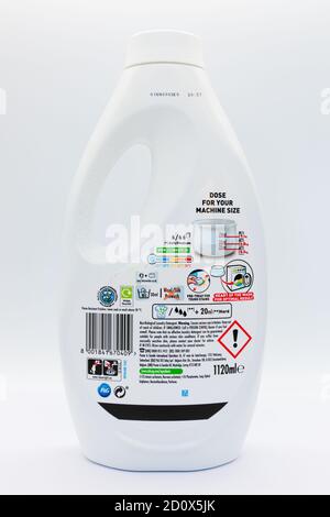 Irvine, Écosse, Royaume-Uni - 01 octobre 2020 : liquide de lave-linge non bio de marque fée en bouteille plastique recyclable et dessus affichant divers symboles Banque D'Images