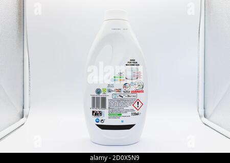 Irvine, Écosse, Royaume-Uni - 01 octobre 2020 : liquide de lave-linge non bio de marque fée en bouteille plastique recyclable et dessus affichant divers symboles Banque D'Images