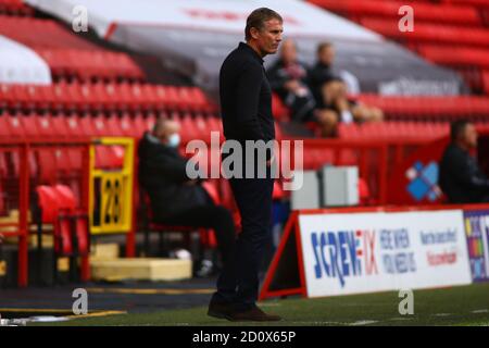 Londres, Royaume-Uni. 03ème octobre 2020. Phil Parkinson, le directeur de Sunderland, regarde pendant le match de la ligue de football EFL Skybet One, Charlton Athletic v Sunderland à la Vallée de Londres le samedi 3 octobre 2020. Cette image ne peut être utilisée qu'à des fins éditoriales. Utilisation éditoriale uniquement, licence requise pour une utilisation commerciale. Aucune utilisation dans les Paris, les jeux ou les publications d'un seul club/ligue/joueur. photo par Tom Smeeth/Andrew Orchard sports Photography/Alay Live News crédit: Andrew Orchard sports Photography/Alay Live News Banque D'Images