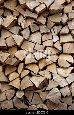 Piles de bois de chauffage dans la scierie. Banque D'Images