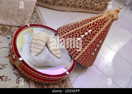 Tyafer marocain, récipients de cadeau traditionnels pour la cérémonie de mariage, décoré de broderie dorée ornée.henné marocain .cadeaux de mariage pour le b Banque D'Images