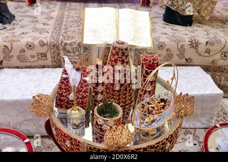 Tyafer marocain, récipients de cadeau traditionnels pour la cérémonie de mariage, décoré de broderie dorée ornée.henné marocain .cadeaux de mariage pour le b Banque D'Images