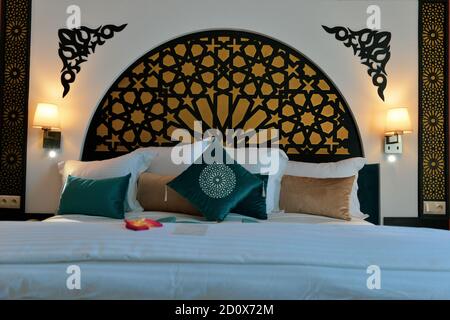 Chambre d'hôtel au Maroc. Mobilier marocain et gravure marocaine. Banque D'Images