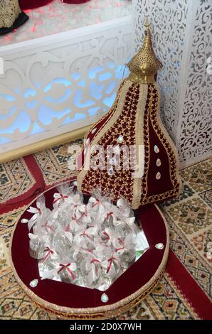 Tyafer marocain, récipients de cadeau traditionnels pour la cérémonie de mariage, décoré avec des broderies dorées ornées.henné marocain .cadeaux de mariage marocains Banque D'Images