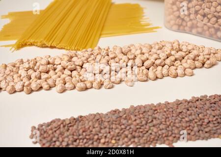 Riz, lentilles, pois chiches et pâtes. Glucides de base dans une alimentation équilibrée et saine. Banque D'Images