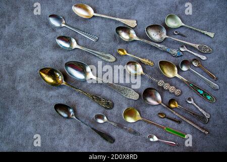 Ensemble de cuillères vintage et rétro, collection de cuillères argentées sur fond gris et blanc Banque D'Images