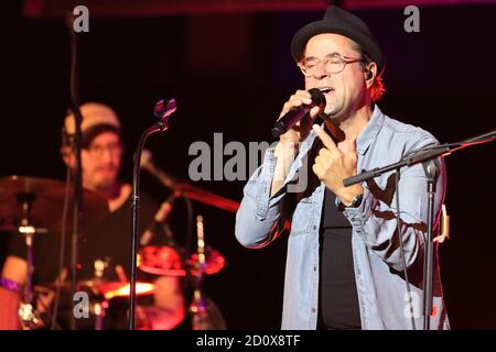 Magdebourg, Allemagne. 03ème octobre 2020. Le musicien et acteur Jan-Josef Liefers (r) se produit lors d'un concert dans la Tour du millénaire à l'Elbauenpark, à l'occasion de la Journée de l'unité allemande et de 30 ans de Saxe-Anhalt. Sont invités le Premier ministre de Saxe-Anhalt, Haseloff, et de nombreux assistants qui se sont distingués dans la crise de Corona. Credit: Peter Gercke/dpa-Zentralbild/ZB/dpa/Alay Live News Banque D'Images