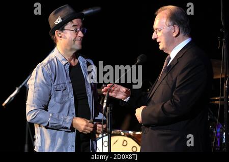 Magdebourg, Allemagne. 03ème octobre 2020. Le musicien et acteur Jan-Josef Liefers (l) s'entretient avec Reiner Haseloff (CDU), Premier ministre de Saxe-Anhalt, avant son concert dans la Tour du millénaire à Elbauenpark, à l'occasion de la Journée de l'unité allemande et de 30 ans de Saxe-Anhalt. De nombreux assistants qui se sont distingués dans la crise de Corona sont invités. Credit: Peter Gercke/dpa-Zentralbild/ZB/dpa/Alay Live News Banque D'Images